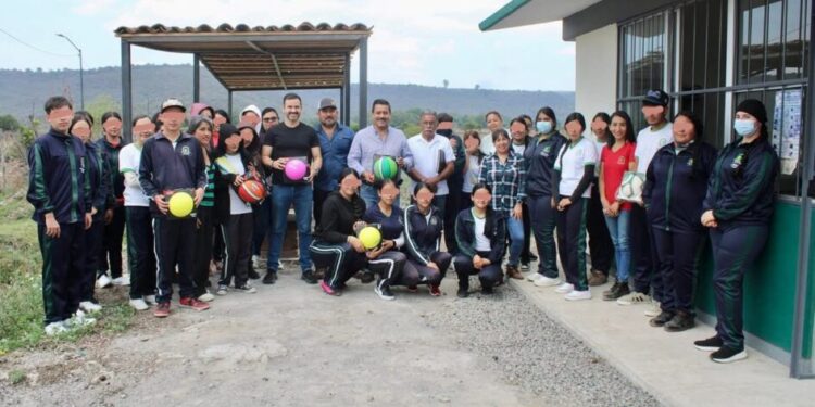 Yankel Benítez brinda apoyos para jóvenes de Cotzurio