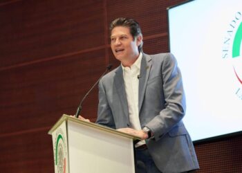 Refrenda Alfonso Martínez su compromiso con la juventud