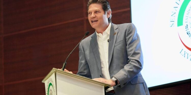 Refrenda Alfonso Martínez su compromiso con la juventud