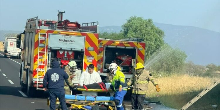 Coordina CRUM atención tras accidente de autobús en la Autopista de Occidente