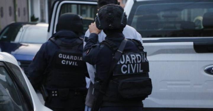 FGE asegura droga e instrumentos para su distribución; hay un detenido