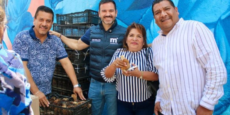 Yankel Benítez lleva programa de entrega de pollitas a Santa María de Guido
