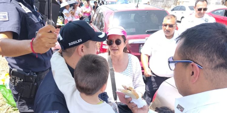 Seguridad vial presta auxilio a un menor 
