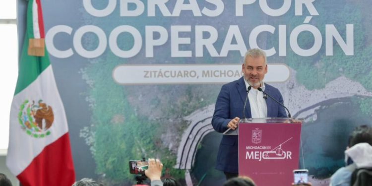 Bedolla inicia en Zitácuaro con entrega de cemento para rescatar el riego del campo
