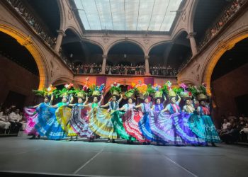 Palacio Municipal brilló con el folclor, la música y la tradición de “La Guelaguetza”