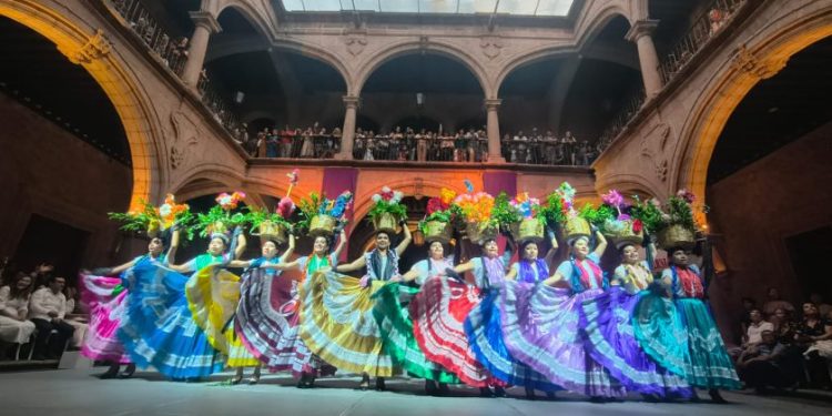 Palacio Municipal brilló con el folclor, la música y la tradición de “La Guelaguetza”