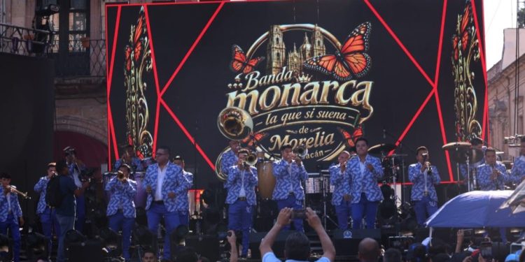 Banda Monarca enciende el arranque del concierto de aniversario de Morelia