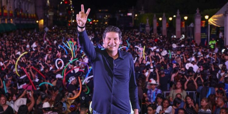 Disfruten de Morelia, la ciudad más bella: Alfonso Martínez ante miles de personas en concierto de aniversario