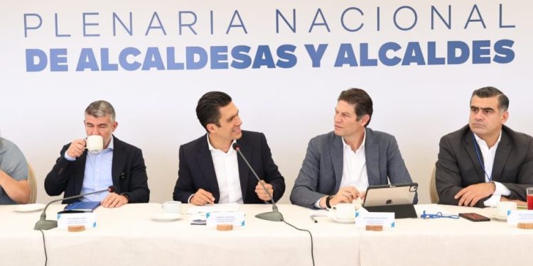 Comparte Alfonso Martínez buenas prácticas de Gobierno con alcaldes del país