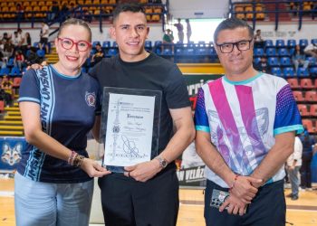 Todo en la vida se puede lograr, lo único que te puede detener eres tú mismo, señala Luis Ángel Malagón a cientos de jóvenes nicolaitas