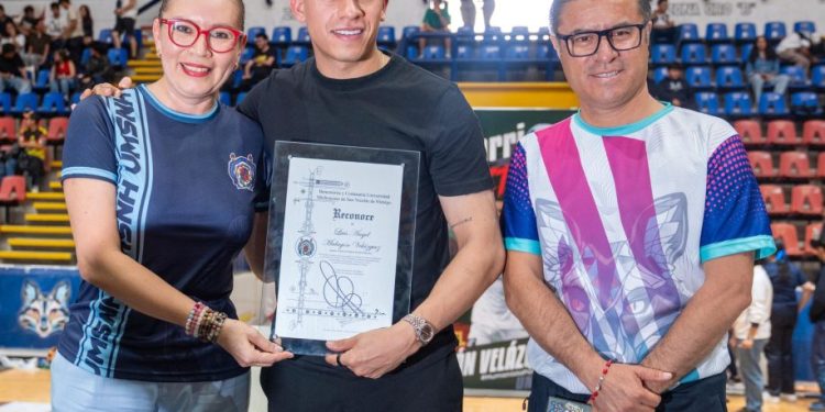 Todo en la vida se puede lograr, lo único que te puede detener eres tú mismo, señala Luis Ángel Malagón a cientos de jóvenes nicolaitas