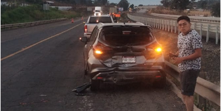 Percance automovilístico en la autopista Siglo XXI