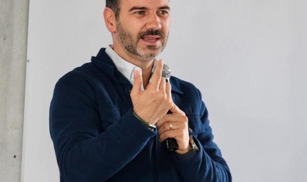 Yankel Benítez sostiene diálogo con jóvenes universitarios