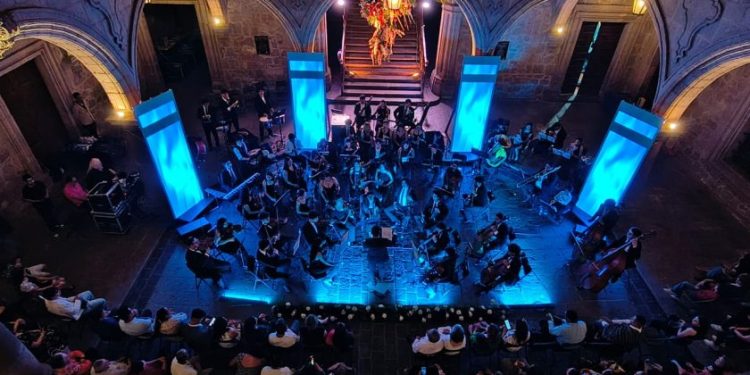 Palacio Municipal vibró con lleno total en el 14 aniversario de Laofim