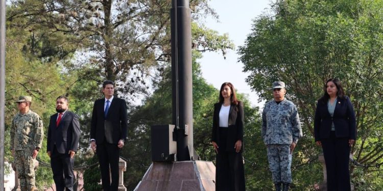 Morelia honra su historia y a quienes la defienden en ceremonia de izamiento por su 485 Aniversario