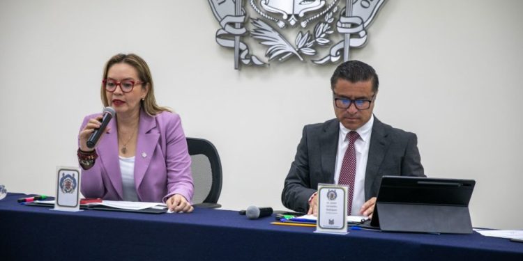 Continúa trabajo en equipo en favor de la UMSNH; Yarabí Ávila preside sesión de consejo universitario