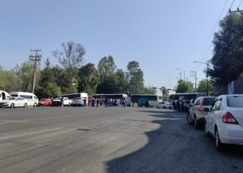 Comuneros de Sevina bloquean Libramiento en Morelia; enfrentamiento con granaderos deja tensión en Casa Michoacán