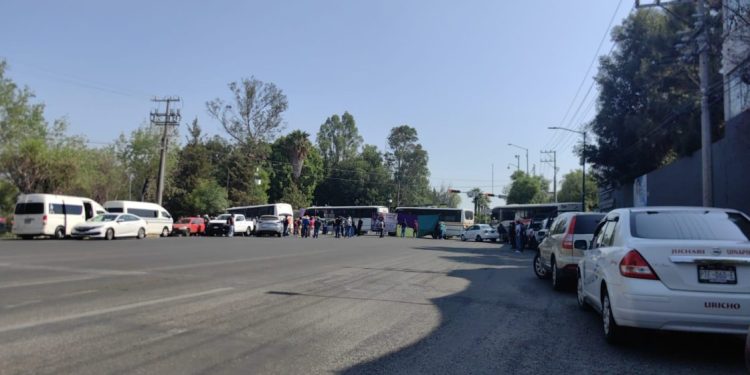 Comuneros de Sevina bloquean Libramiento en Morelia; enfrentamiento con granaderos deja tensión en Casa Michoacán
